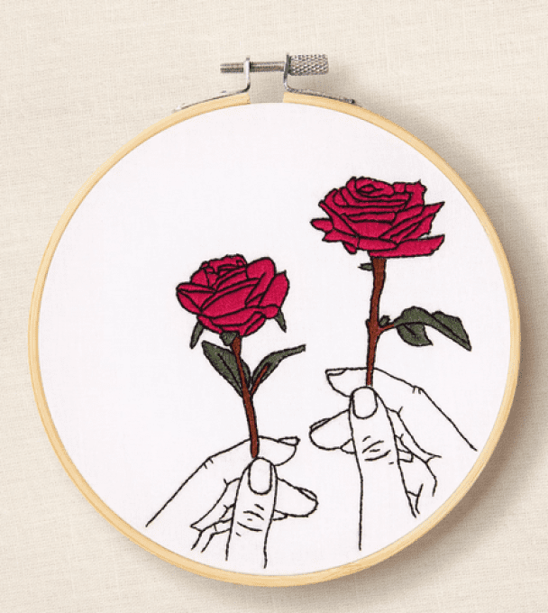 kit broderie rose dans les mains TB210